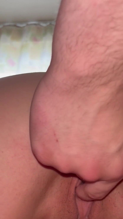 Solovik brings her to the fountain of squirt with his fingers | Clip 1
