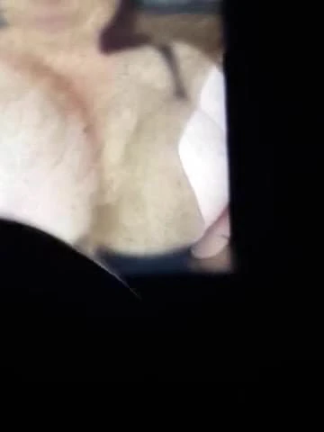 Cumming trên bộ ngực khổng lồ hơn.