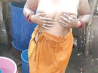Anita Yadav kąpiąca się na zewnątrz