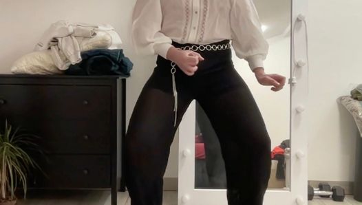 Crossdresser transexual palazzo pantalones fetiche de piernas anchas, chaqueta de satén de seda, blusa con volantes de oficina blanca y botas de tacones altos