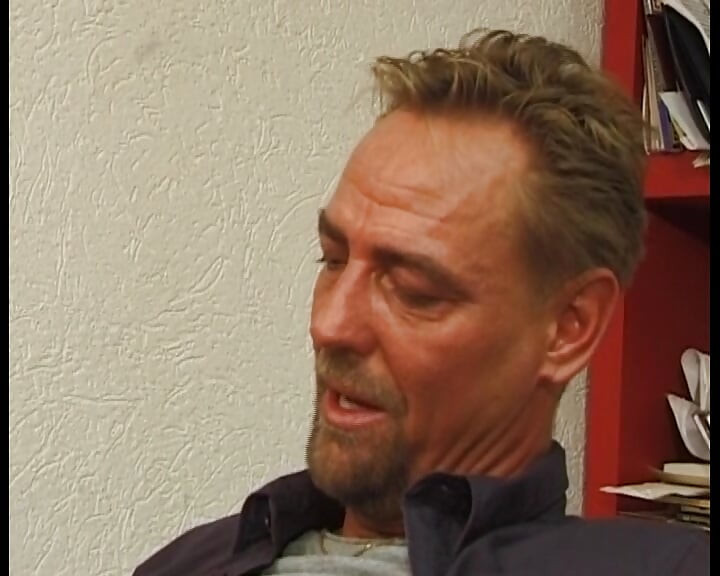 这个丰满的德国女郎被后入式肛交