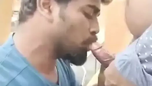 Un mec tamoul suce une bite à la cantine
