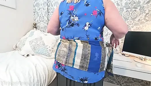 Senin için tekrar soyunuyor ve umarım geçen geceki gibi güzel ve sert boşalırsın