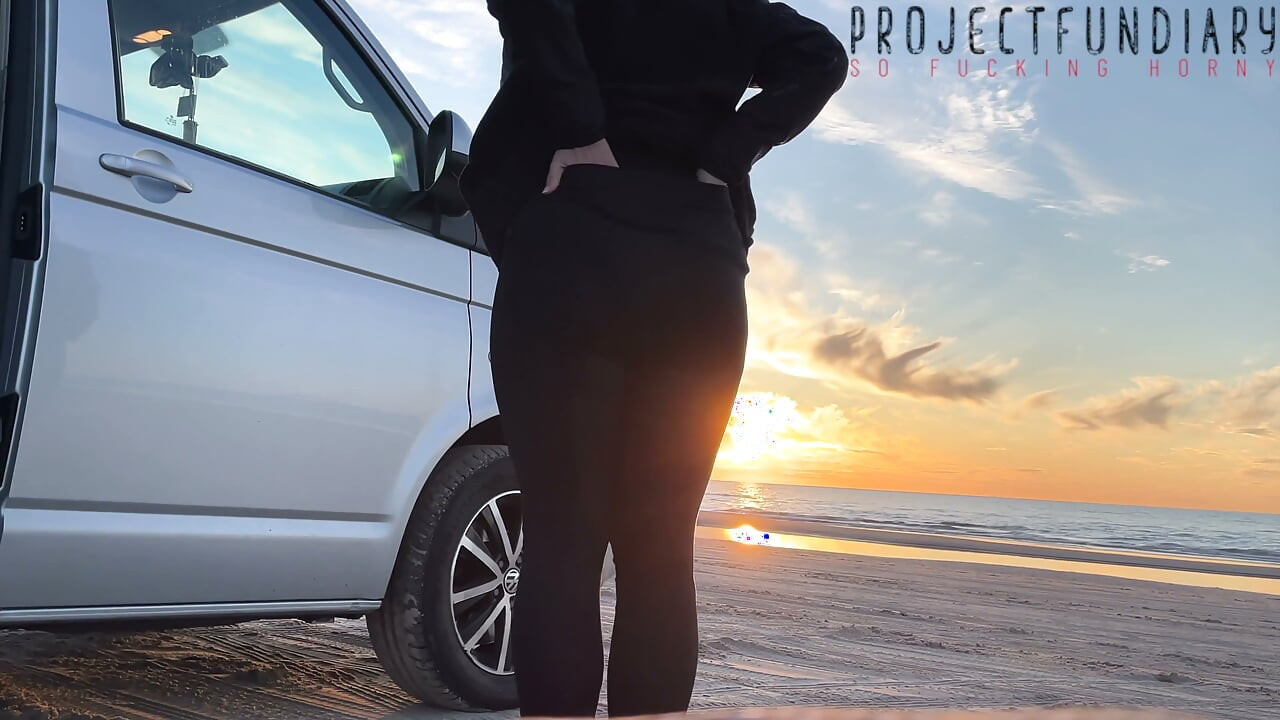 sonnenuntergangsex am strand in yoga-leggings