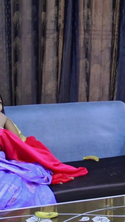 Нанд бхаби прави секс с банан, приятелката й го видя | Клип 2