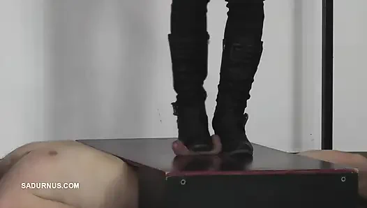 Оргазм рабыни под сапогами госпожи Sydney