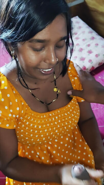 Bahan aapne bhai ka land hilai aaur aapne chut me pahli bar Bhai ka land dal di - frère et demi-sœur sexe.