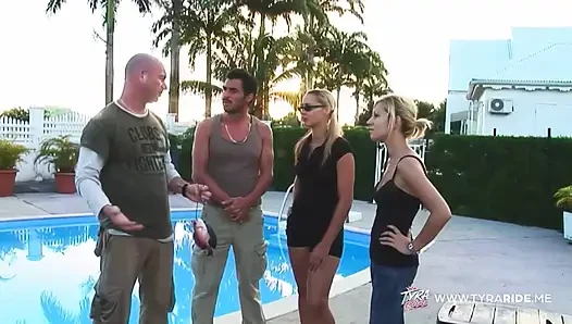 Blonde milf bekommt intimes im freien mit glatzköpfiger muskulöser hengst