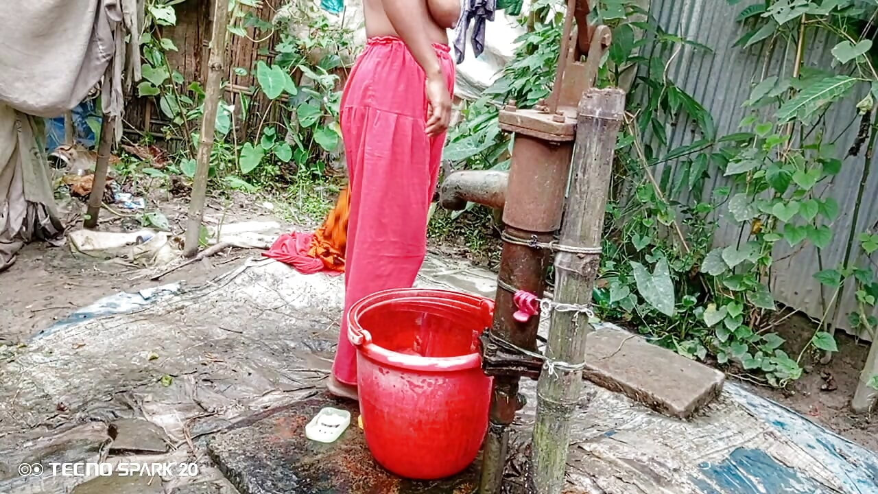 Inesquecível banho ao ar livre em um campo aberto