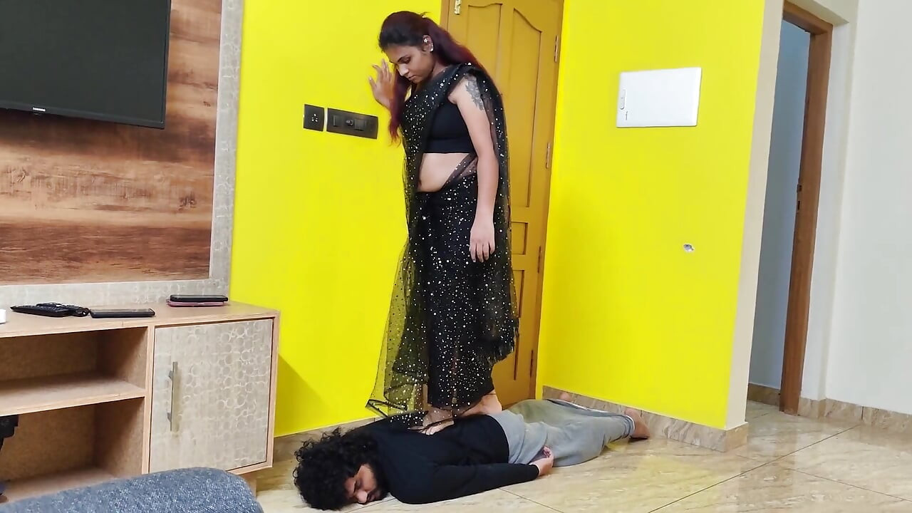 Maidam naukar ko dandit karte hue poore vajan vaale sharir ko raund rahi hai