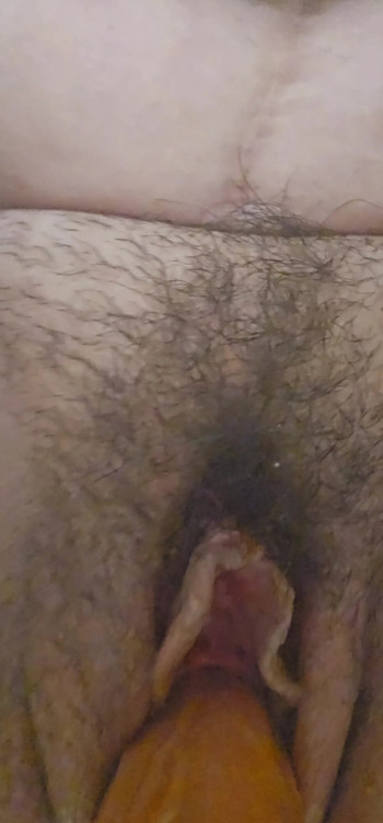 Žena se skriva od muža u kupaonici kako bi