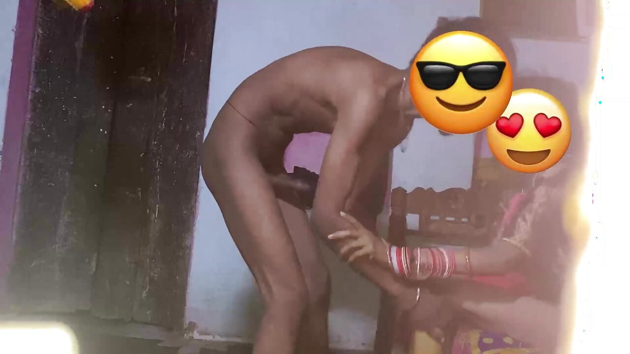هدية عيد ميلاد سانجيتا قدمها الأصدقاء لسانجيتا بحجة هدية تشود، تشود.