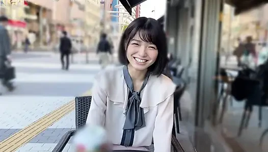 A118F01 A classic idol-level small face and a cheerful smile with a natural girl in a private shoot at a love hotel! A cute smile and a facial finish!