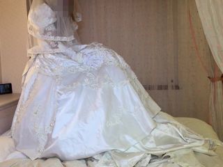 Белое свадебное платье сосет под