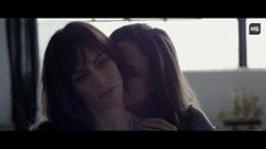 Maggie Siff et Robin Weigert - baiser lesbien torride 1080p