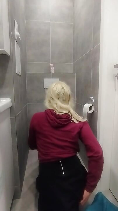 青少年蕩婦在朋友家舔廁所