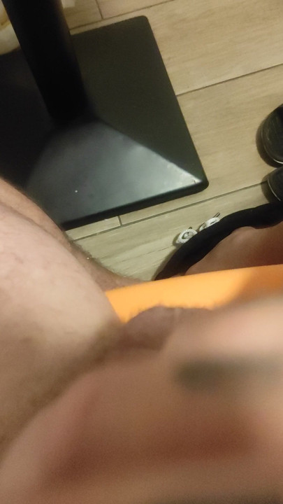 Who to punch in the mouth in Weeze, I'm near NL until Sunday