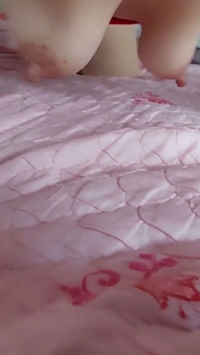 Amatorska brunetka potrząsa swoimi piersiami 🍑? mamuśki owłosione cipki, Duży tyłek, Duże sutki | Klip 1