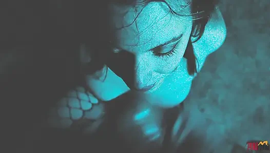 Kapana kısılmış sürtük soyunuyor ve tutsakları emiyor