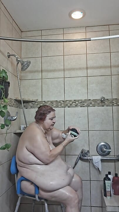 Duża Piękność Pielęgniarka Vicki Biorąc Kurację Błotną Pod Prysznicem!
