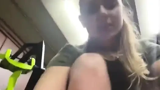 Extreme masturbating in the gym with jucielussie