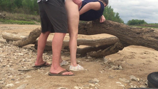 Vluggertje bij de rivier in het park met de vrouw