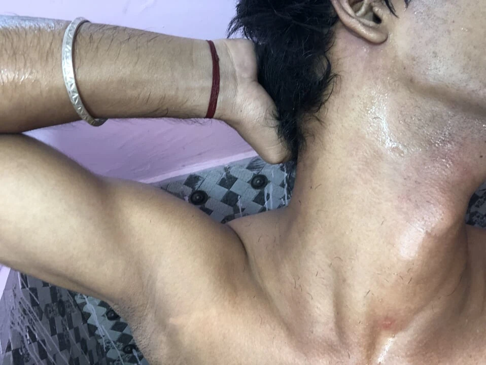 누드 목욕과 오일 마사지를 하고 쿠크를 문지르기로 결정한 십대