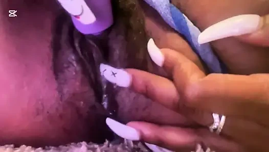 Bir lezbiyen üvey erkek kardeşi için mastürbasyon yapıyor