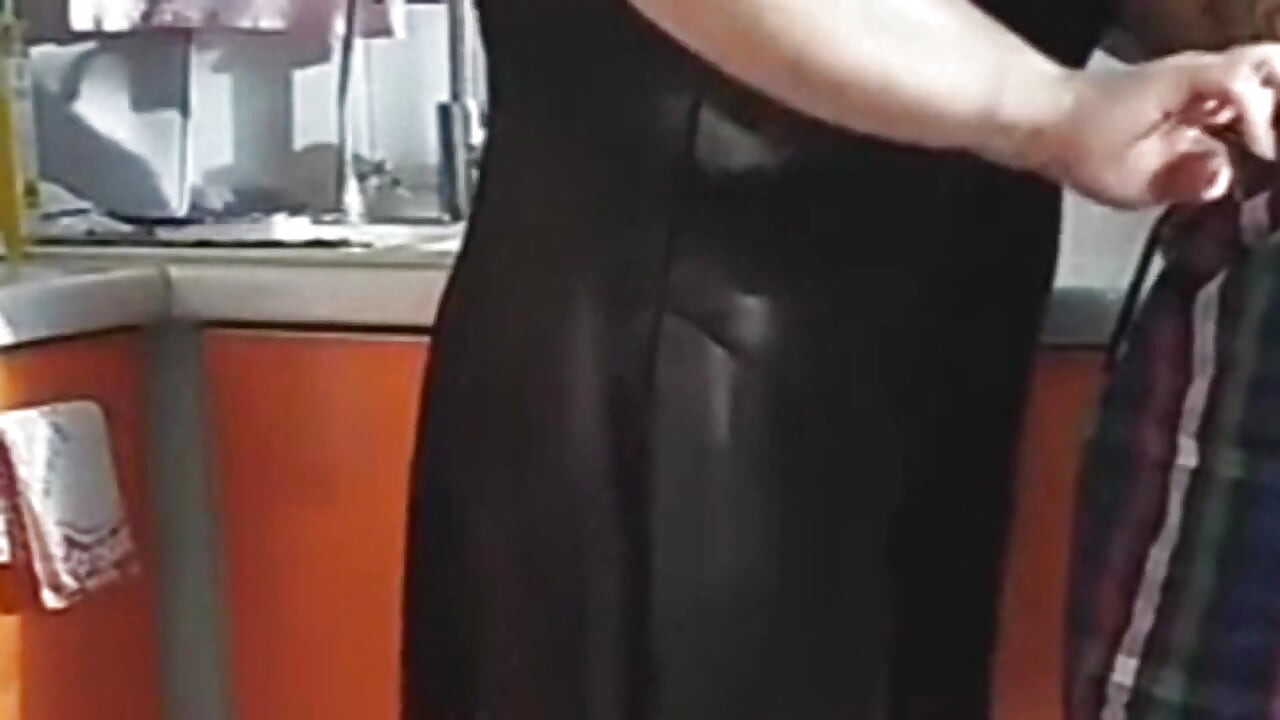 Fucked a fat woman in the kitchen doggy style and cum in her mouth, she ate the sperm