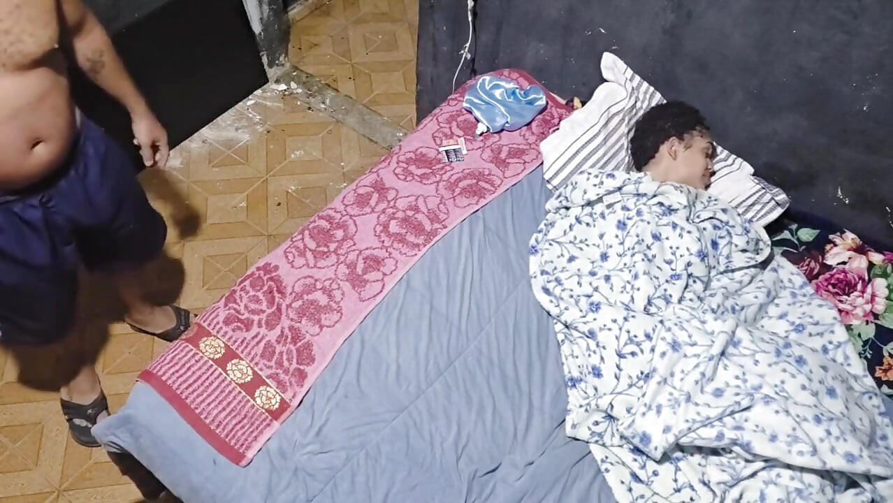 내 매형이 새벽에 내 방에 몰래 들어와서 내 항문을 먹어.