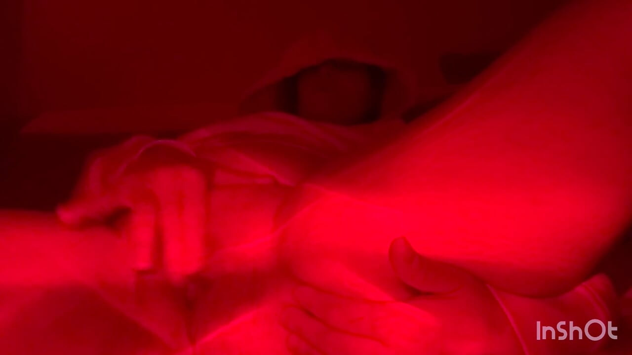 Küçük üvey kız kardeş vajinasını hazırlıyor.