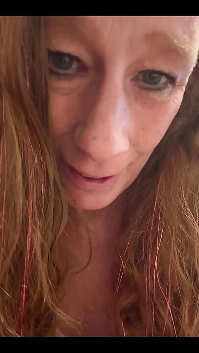 Honeyfleurluv cougar nympho slut recebe um novo brinquedo sexual