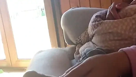 Orgazmla elle azdırma - ayrılmadan önce hızlı kanepede elle muamele - hızlı okşuyor ve taşak oyunu bakış açısı