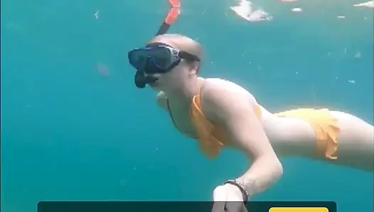 Şnorkelle sikiş sürtük: sıkı bikini, dalış maskesi ve sualtı yüzgeci azdırma