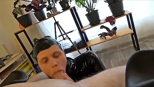 Рабыня в латексе должна все глотать