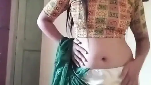 Saree mai kesi lag rahi hu sab log comment karke batana