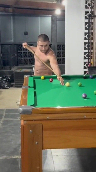 Sr Carmona and Victor Ferraz playing naked billiards | Clip 1