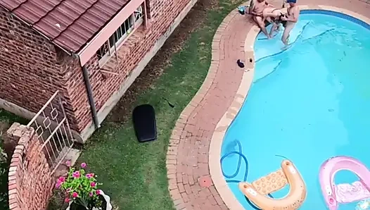 Meine nachbarn beim ficken beim fliegen mit meiner Drohne erwischt