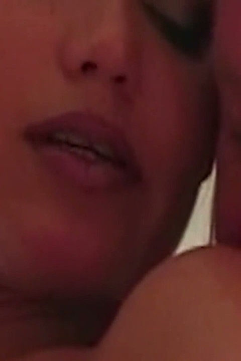 Blond Babe Fingered Hårdt Indtil Dryppende Våd Orgasme