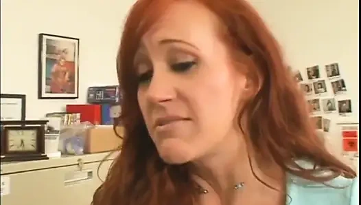 Новая тинка секретарша действительно симпатичная, и милфа-босс пытается трахнуть ее в офисе