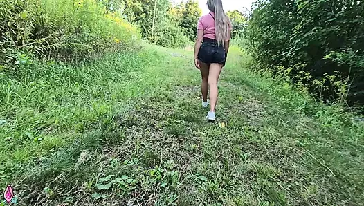 Ein schöner mysteriöser Fremder wurde im Wald gefickt (POV)