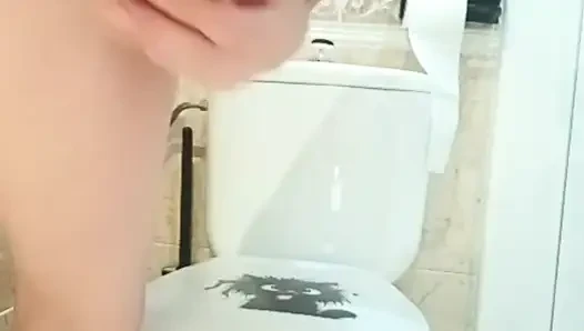 Tante lesbian pantat bahenol yang super sange ini ngentot memeknya lebar-lebar sampai muncrat