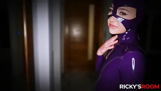 Aksi hot lesbian rickysroom liz jordan dan anna claire yang saling muasin memek satu sama lain pakai lateks