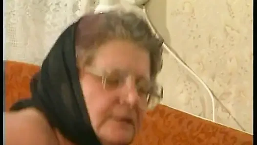 Грязную бабушку отдолбили на кровати