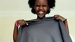 Gadis Uganda menunjukkan vaginanya