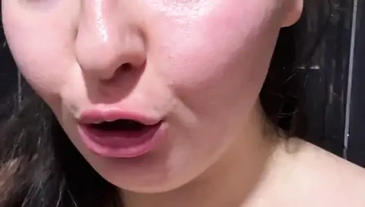 Pawg masturbasi di kamar mandi umum