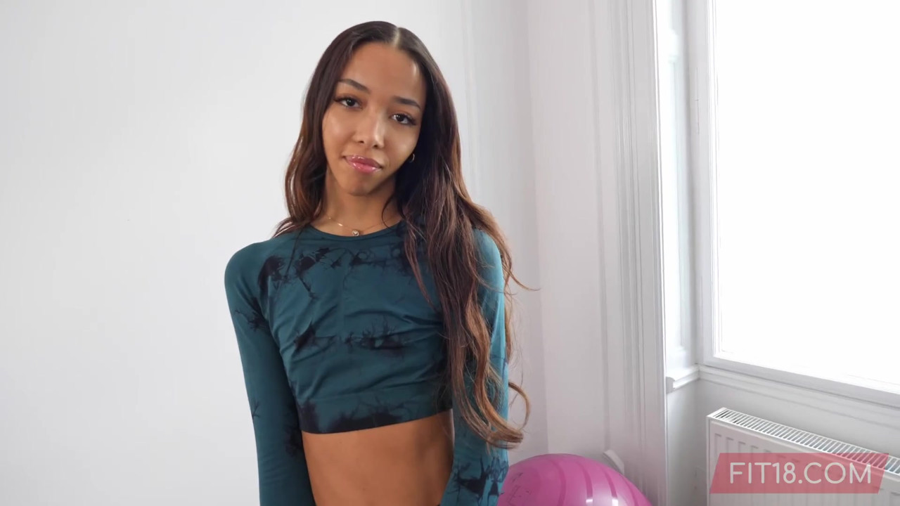 多民族のブラジル系ロシア人フィリピン人リア・リンが借金を支払うためにジムの所有者と性交