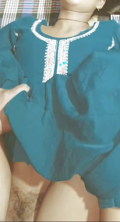 힌두어 섹시한 데시 여대생이 수업 끝난 후 캠퍼스에서 남친에게 박히는 장면