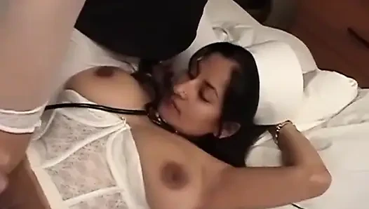 Büyük doğal göğüsler üçlü amcık sikişi... göte boşalma