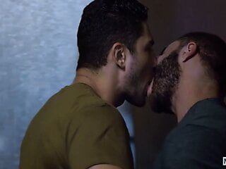 Dato Foland, Diego Reyes e Nicolas Brooks desfrutam de sexo a três